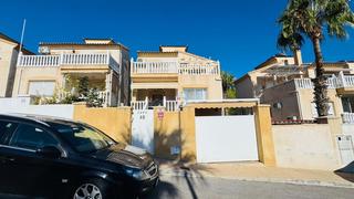 Casa  Calle cuba. Esta hermosa villa independiente en villamartín está idealmente