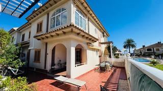 Piso  Calle cala alto duplex a. Este dúplex de esquina de cuatro dormitorios bellamente presenta