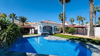 Haus in Lo Marabú. Esta impresionante villa independiente de tres dormitorios y dos