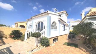 Casa  Calle los alcazares. Villa de 3 dormitorios y 2 baños con orientación suroeste en sie