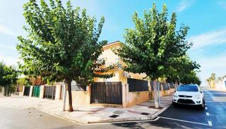 Casa adosada  Calle goleta. Ubicada en la animada ciudad de los narejos, esta encantadora ca