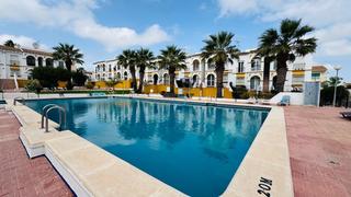 Piso  Carretera huelva san miguel de salinas. Este apartamento en el último piso bellamente renovado se encuen
