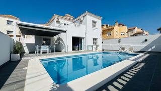 Maison  Calle penarroya. Esta villa independiente de tres dormitorios bellamente presenta