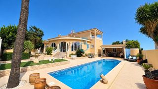 Haus in Doña Pepa. Situada en una ubicación muy codiciada, esta impresionante villa