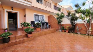 Casa adosada  Calle la haya. Descubra el epítome de la comodidad y el confort en esta encanta