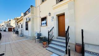Piso  Calle los montesinos. Este apartamento en planta baja de dos dormitorios bien presenta