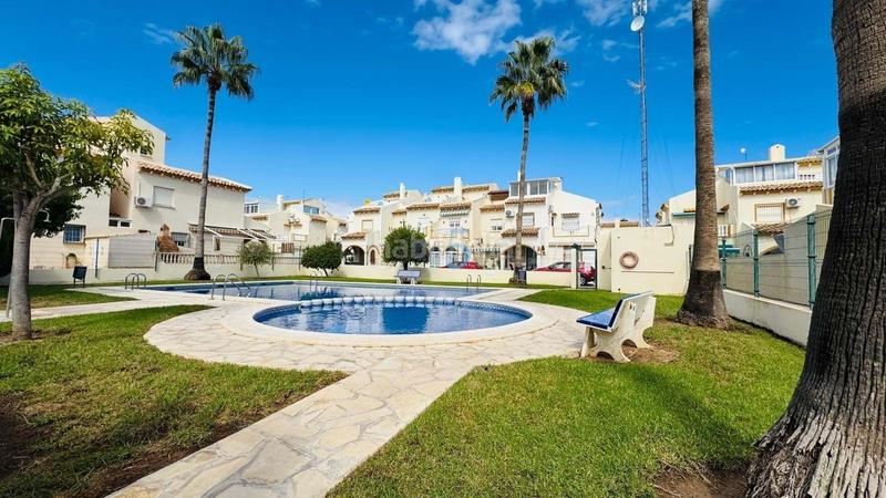 Foto d4b92cf5-325f-48d8-99e4-e55ebad6240f. Reihenhaus mit pool in Playa Flamenca Orihuela