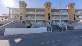 Appartement  Calle antillas. Este apartamento en planta baja de dos dormitorios, bellamente p