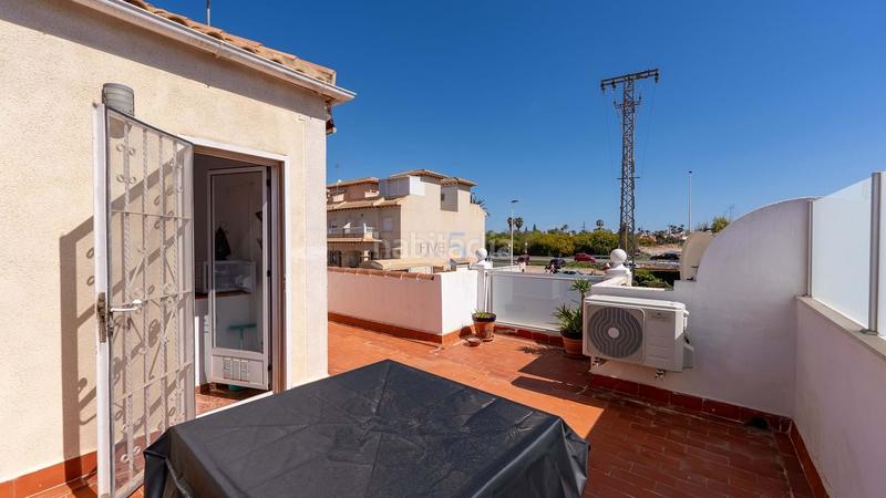 Foto 89f1d9db-7e73-46d2-b7ff-d3981432ffe1. Casa adossada amb calefacció piscina a Zona Carrefour - Urbanizaciones Torrevieja