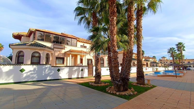 Foto 38dd7668-e428-4acd-bdfa-e798cf0db6c0. House with heating pool in Rojales