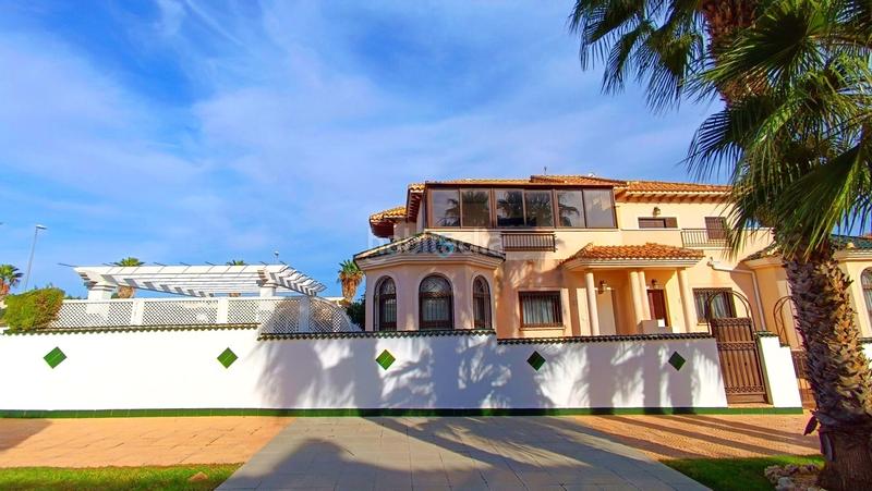 Foto ce85d005-86a2-4af4-8260-36d4d834d260. House with heating pool in Rojales