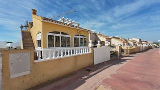 Casa  Calle tiberades -. Bungalow de 3 dormitorios y 2 baños con solárium privado, sótano