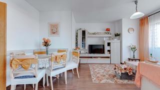 Piso  Calle santomera. Ubicado en el corazón de torrevieja, este espacioso y completame