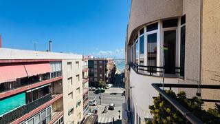 Appartement  Calle santomera. Ubicado en el corazón de torrevieja, este espacioso y completame