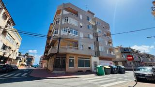 Pis  Calle vega baja del segura. Este apartamento de tres dormitorios bellamente presentado y com
