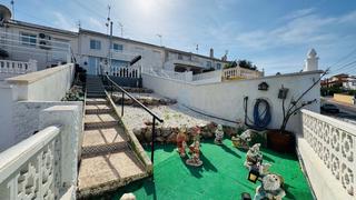 Casa a schiera  Avenida de torrevieja. Esta fantástica casa adosada de tres dormitorios y dos baños se