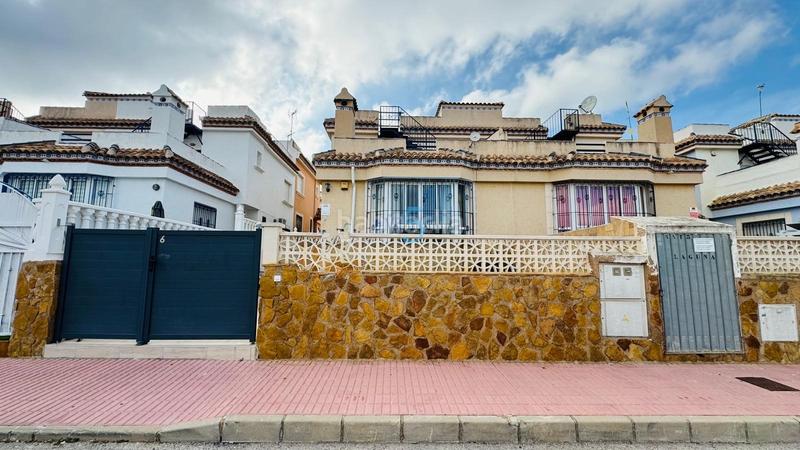 Foto 1428bcc2-afc6-4912-8ec4-bc76404253bc. Casa a schiera con piscina in Los Almendros Orihuela