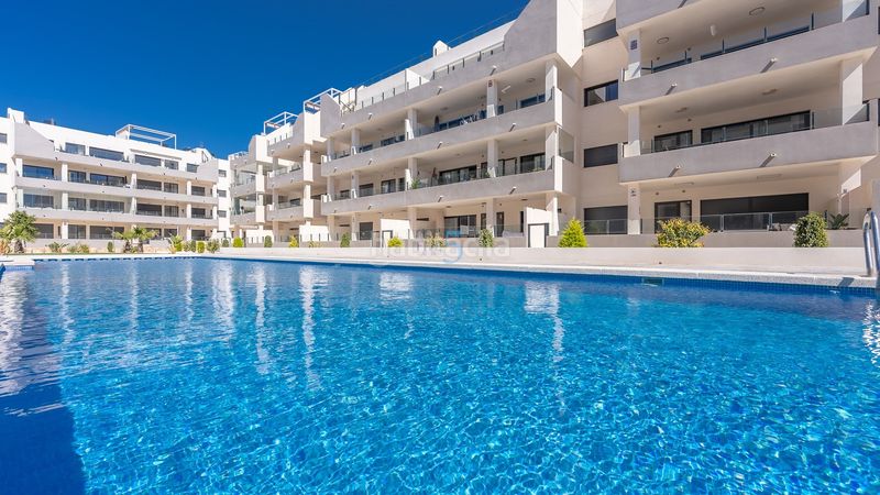 Foto 71bd505a-540d-4432-8f5d-2e7d3fb532a4. Pis amb piscina a Villamartín-Las Filipinas Orihuela