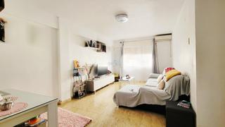 Pis  Calle sevilla. Bienvenidos a este amplio apartamento de tres habitaciones y 1 b