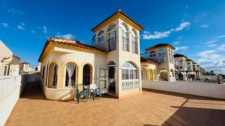 Casa  Avenida las naciones. Esta villa independiente, de tres dormitorios y dos baños, bella