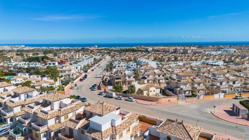 Foto 4245c574-370e-4f61-a66b-0f6bf96a227f. Maison jumelée avec piscine dans Lomas de Cabo Roig - Los Dolses Orihuela