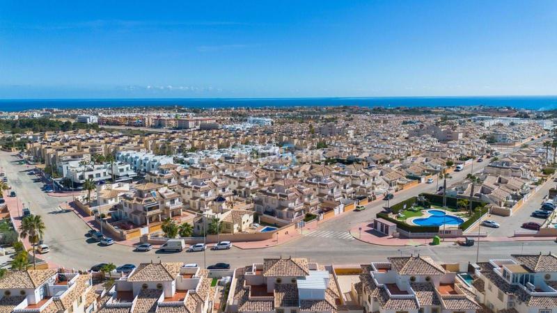 Foto 82ea0918-4def-41c7-a1cf-7b7540b64279. Maison jumelée avec piscine dans Lomas de Cabo Roig - Los Dolses Orihuela