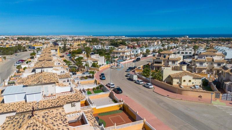 Foto ce822592-88c3-450d-bdd1-5b5dc8d3821d. Maison jumelée avec piscine dans Lomas de Cabo Roig - Los Dolses Orihuela