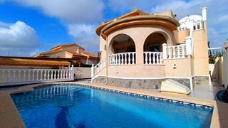 Casa  Calle santa leonor. Espaciosa villa de 23 dormitorios estilo conchita con piscina pr