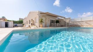 Haus  Calle renoir. Esta impresionante villa totalmente renovada ofrece dos espacios