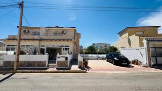 Casa  Calle  chipiona. Esta propiedad espaciosa y versátil, ubicada en el popular compl