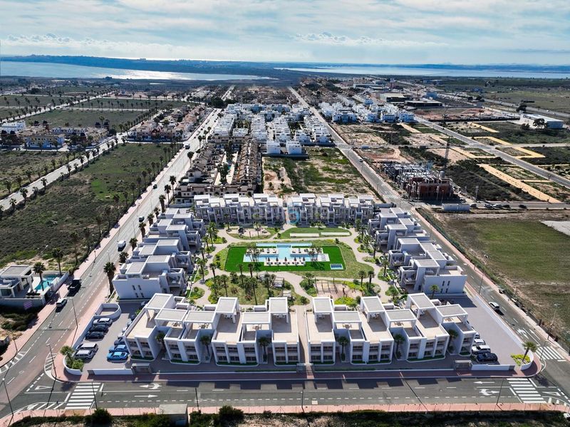 Foto 44e0c6cf-c487-4501-95a5-734a5475af7b. Pis amb piscina a Rojales