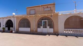 Casa adossada  Avda justo quesada. 5 real estate está encantada de comercializar esta casa adosada