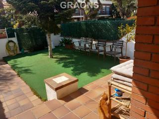 Maison jumelée à Sector Est. Casa cerca del puerto de premia de mar