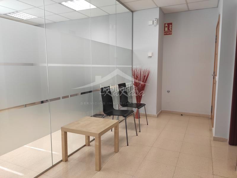 Foto bd6d81f6-58c0-40af-9461-3afc0bc8bc94. Affitto ufficio in carrer de l'heura 2 in Vila-seca poble Vila-seca