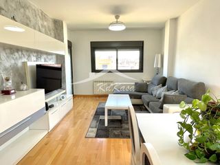 Flat  Passeig ciutat de melbourne. Piso esquinero de 2 habitaciones con piscina (parking y trastero