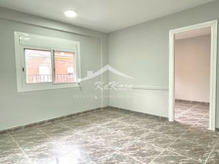 Etagenwohnung  Carrer dels jurats. Piso semi reformado de 3 habitación con ascensor (zona centro)