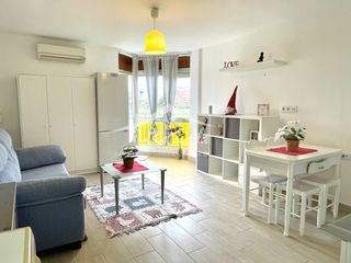 Rent Studio  Carrer de joaquim serra. Estudio en alquiler para todo el año en la pineda