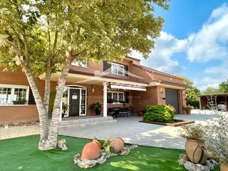 Xalet a Alpicat. Preciosa villa de 2300m2 de terreno con casa de 218m2 y piscina
