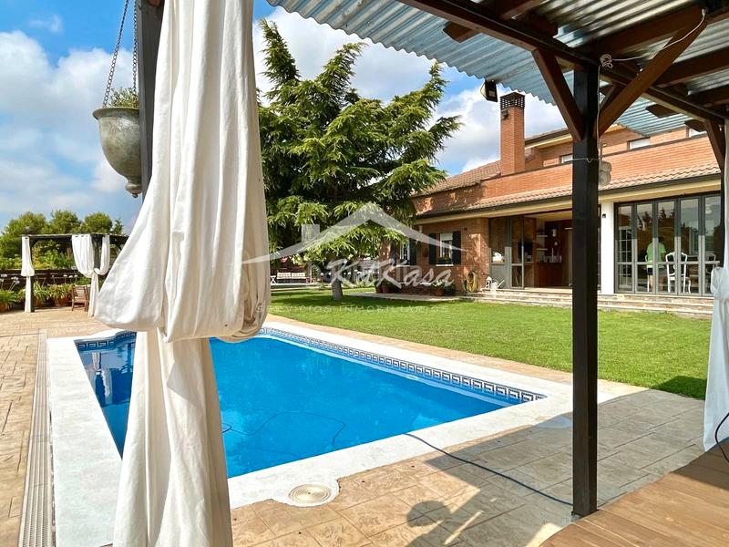 Foto 1cbdc579-1393-4b53-9cf7-80b894dd0415. Chalet con camino riscaldamento parcheggio piscina in Alpicat