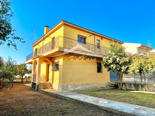 Chalet à Poble. Casa con 2 pisos independientes, uno en cada planta