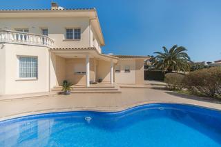 Maison à Fenals. Casa en venta en centre, 4 dormitorios.