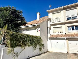 Maison jumelée à Fenals. Adosado en venta en centre, 4 dormitorios.
