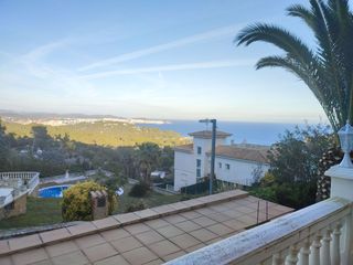 House in Los Pinos-Politur. Casa en venta en urbanización  treumal, 7 dormitorios.