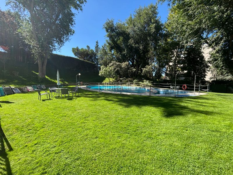 Foto 1d08964e-c36a-4a6f-a5b6-67b236266835. Pis amb xemeneia calefacció aparcament piscina a Madrid