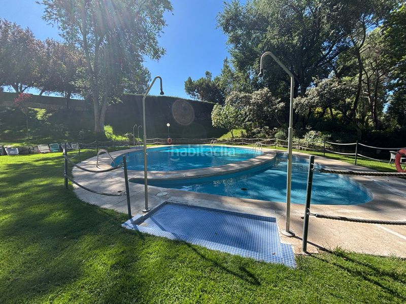 Foto a6bf9ecb-9f11-47a5-afa9-bf390c955f0f. Pis amb xemeneia calefacció aparcament piscina a Madrid