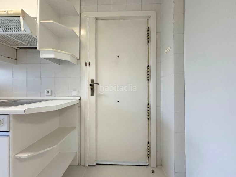 Foto ff802fa3-4958-428c-bb77-d5212f360e88. Pis amb xemeneia calefacció aparcament piscina a Madrid