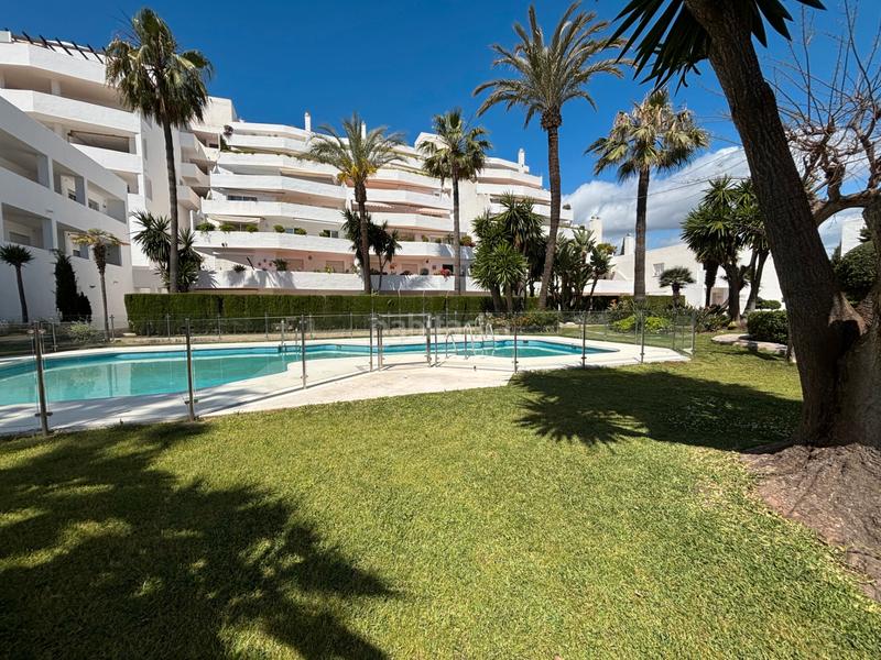 Foto 45b7081d-6cc5-43ea-a4eb-03ebd76a930e. Appartamento con parcheggio piscina in Nueva Andalucía centro Marbella