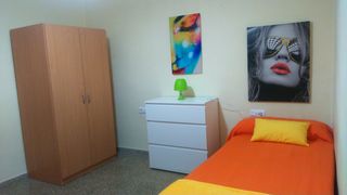 Lloguer Pis  Carrer de joaquin navarro 27. Se alquila hab para estudiantes burjassot