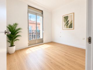 Pis  Calle de ramón calabuig. Piso reformado de 2 dormitorios exteriores con balcones – 199.00