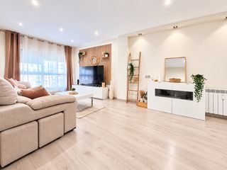 Flat  Travesía de montserrat. Piso reformado de 118 m² con garaje, trastero y zonas deportivas